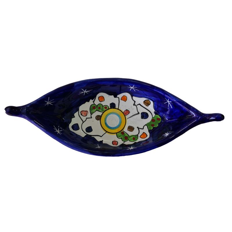 Assiette en forme de bateau. Ligne de maisons...