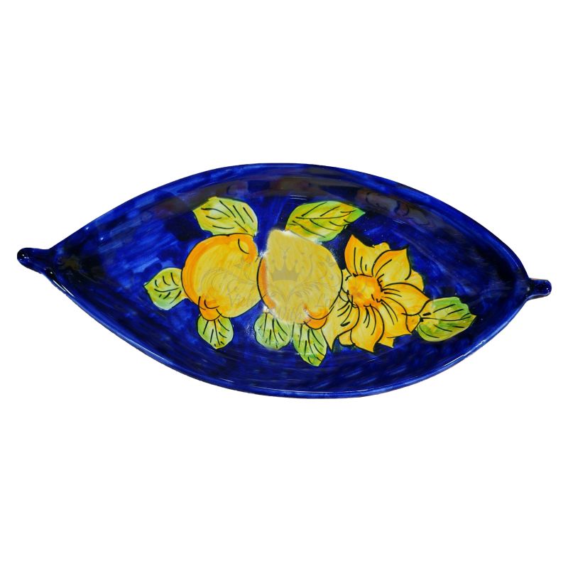 Assiette en forme de bateau. ligne fleurs et...