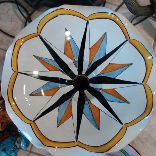 Lampadario rosa dei venti bordo ondulato fondo bianco....