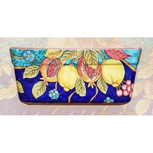 Jardinera rectangular. Fondo azul con granadas, flores y...