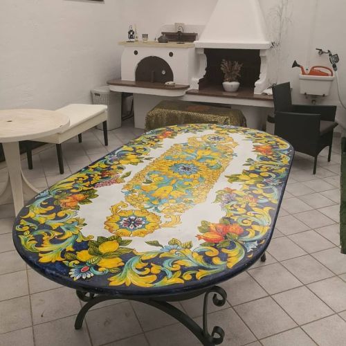 Keramisierter Lavasteintisch. Handbemaltes Lauria. Vietri-Keramik.