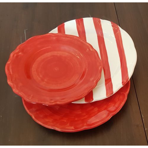 Dishes 3 pieces Stripes line e brushed red. Three pieces....
