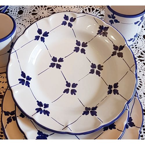 Piatto linea geometrico. Ceramica di Vietri dipinta a...