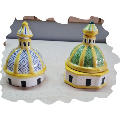 Cúpula Basílica. Cerámica vietri pintada a mano.