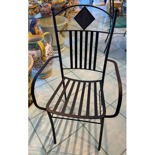 Silla de hierro forjado con incrustaciones de azulejos hechos a mano.