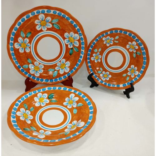 Drei Teller mit Blumenlinie. Handbemalte Vietri-Keramik -...