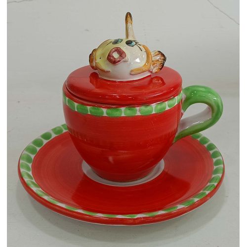 Kaffeetasse mit geprägtem Deckel, Untertasse mit Tiermotiv. Handbemalte Vietri-Keramik.