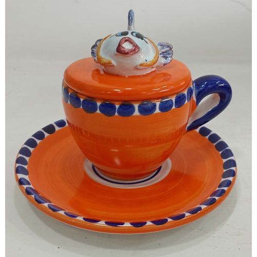 Kaffeetasse mit geprägtem Deckel, Untertasse mit Tiermotiv. Handbemalte Vietri-Keramik.