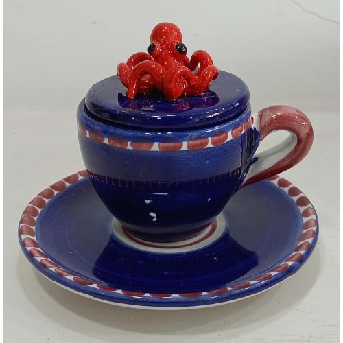 Kaffeetasse mit geprägtem Deckel, Untertasse mit Tiermotiv. Handbemalte Vietri-Keramik.