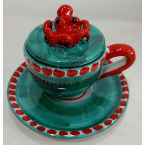 Kaffeetasse mit geprägtem Deckel, Untertasse mit Tiermotiv. Handbemalte Vietri-Keramik.
