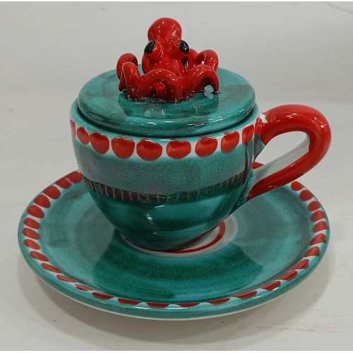 Kaffeetasse mit geprägtem Deckel, Untertasse mit Tiermotiv. Handbemalte Vietri-Keramik.