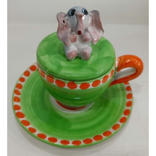 Kaffeetasse mit geprägtem Deckel, Untertasse mit Tiermotiv. Handbemalte Vietri-Keramik.