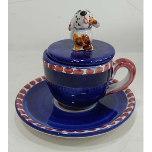 Kaffeetasse mit geprägtem Deckel, Untertasse mit Tiermotiv. Handbemalte Vietri-Keramik.