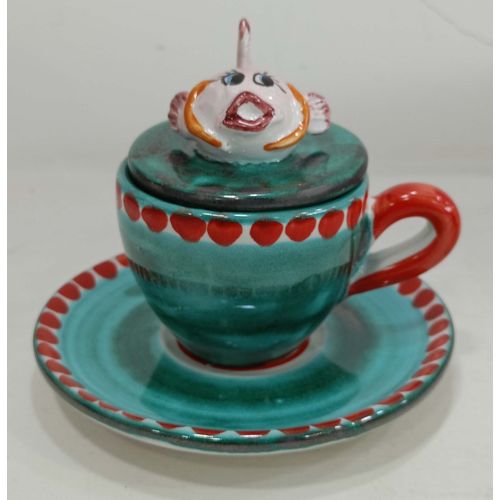 Kaffeetasse mit geprägtem Deckel, Untertasse mit Tiermotiv. Handbemalte Vietri-Keramik.