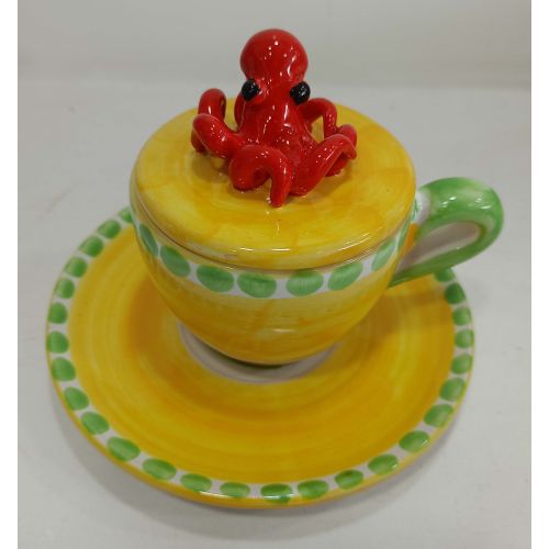 Kaffeetasse mit geprägtem Deckel, Untertasse mit Tiermotiv. Handbemalte Vietri-Keramik.